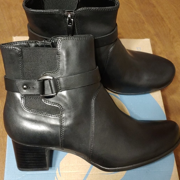 Clarks NWT Un Damson Mid Boots - Picture 3 of 8